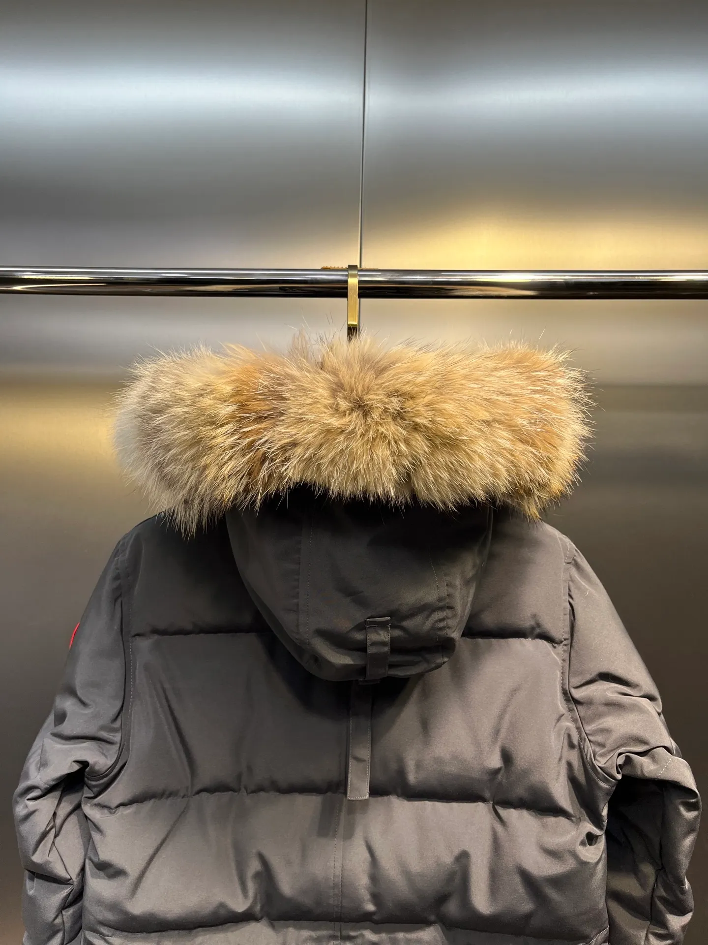 P860 Canada Goose Canada # Expedition04 Parker, a treasure of Canadian origin! Limited supply worldwide! Canada Goose Model 04 is a top-notch couple model, polar cold-proof outdoor series fur collar detachable hooded parka down jacket, the first Goose in 2024. I hope my partners like the top quality, and I hope everyone can evaluate it together! The most popular cool items of the Big Goose family in 2024 are online. The same popular product of Yi Yang Qianxi is said to be a joint limited edition Big Goose that cannot be bought in autumn and winter. If you dislike the sameness of the Big Goose in the past, then this model will definitely give you a different experience! This year's most powerful couple's collection for autumn and winter is online, a top-notch luxurious ready-to-wear style, paired with an outdoor warm down jacket with great style and charm! The most standard and classic items of the Daye family in the past two years are equipped with unique reflective stripes for embellishment, which further shows the high-end fashion performance effect. With the embellishment of hardware buckles, it has excellent performance effect. The upper body is clean, simple and elegant, even for urban leisure. It is suitable for various occasions. Designed with large pockets, this model has a large capacity and is equipped with reflective stripes, making it safer at night. It is suitable for various adventure activities. It is made of windproof and waterproof technical materials. The interior is filled with full white duck down, which is absolutely cold-proof and warm. It also has a stand-up collar design and fine fluff at the collar, with meticulous attention to detail! The charm of this model is also more spiritual, and the upper body has more temperament and specifications. It perfectly shows the ultra-high standard of fashionable performance of this model, integrating outdoor and life, and you can even create high-street wear! The most pinnacle limited-edition goose that we have presented so far, both in terms of design and detailed materials, it is completely outstanding. The grand and evergreen version design is matched with cool reflective elements. The overall appearance can be said to be quite high, and it has that kind of powerful outdoor performance! It combines high-end casual attributes with high-street style. It is high-grade, domineering, warm, and beautiful. The visibility of the upper body is quite strong, and the configuration of the owl element is highly brand-recognizable. It fully complements the overall brand performance and visual effects, and also has the high-end sense of fashion and fashionable performance. It is a must-buy product because it is the most awesome down brand on the planet and one of Canada's three national treasure brands. It is also a sentimental down luxury brand. In the field of polar cold-proof clothing, Goose has made an irreplaceable contribution... Size: xs s m l xl